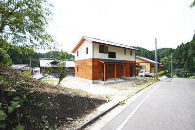 緑に囲まれた土地に存在感のある外観です。 緑に囲まれた土地に存在感のある外観です。