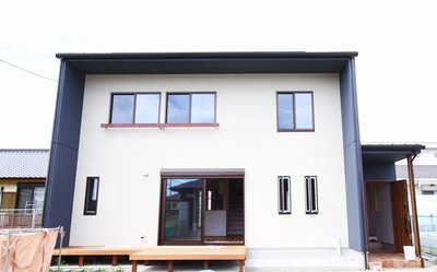 袖壁が縦横のラインを強調した、すっきりとした箱型の印象の外観 袖壁が縦横のラインを強調した、すっきりとした箱型の印象の外観