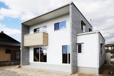 袖壁がバルコニーをデザインの中に取り込む、すっきりとした外観