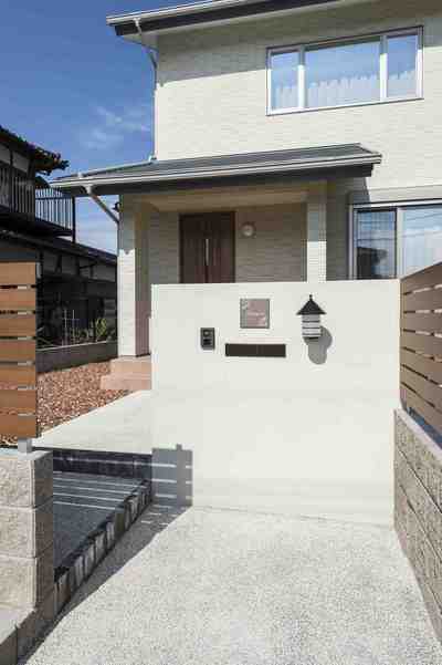 視線を意識したおしゃれな門塀。