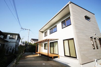 リビングから続くウッドデッキは洗濯物干しにも活躍する屋根付きです。 リビングから続くウッドデッキは洗濯物干しにも活躍する屋根付きです。