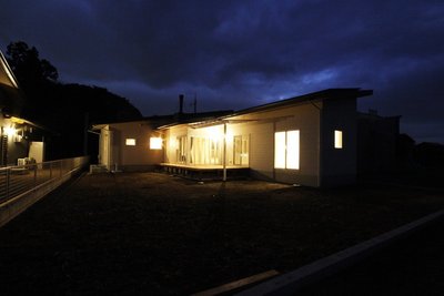 夜の外観