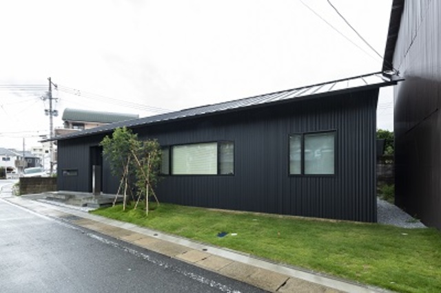 一般的には倉庫などに使われる大波のガルバリウム鋼板を外壁に。まるで店舗のような佇まい。