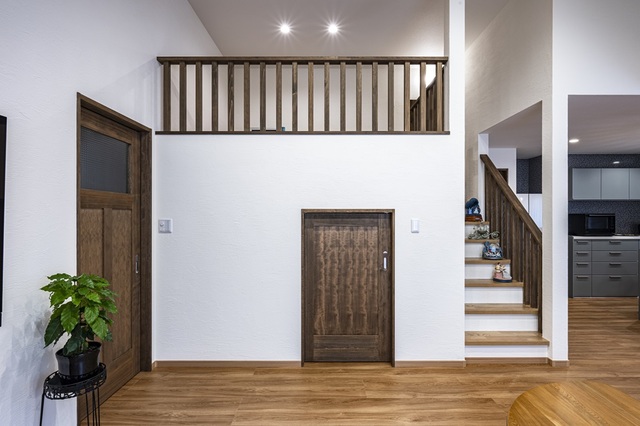 斜天井を利用して作った中二階、下のスペースには季節のものなどたくさん収納できるようになっています。
来客時じは、中二階を客間としても利用可能。