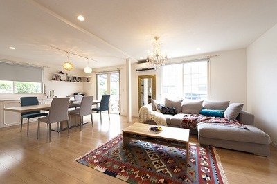 　　既存の和室をリビングにして、広々としています。既存のキッチンを移動して使っていますが,吊戸は撤去して、飾れる棚板を付けています。古いキッチンとは、思えない感じです。 
リビングと、キッチンの間は、ホワイトのタイルを張り、アイランドを造作しています。 
　　キッチンの奥には、パンとリーも作りました。