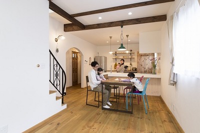 小さく区切られた和室をLDKの広い空間に変更。
手前から、アイランド型のオリジナルキッチンスペース、ダイニングスペース、裏庭を望むことができるリビングと
使い勝手良く配置しました。 2階へはダイニングの階段を利用します。