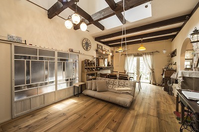 昔の建具も塗り変えてオシャレな雰囲気になりました。遊び心で梁に吊るしたブランコも さらに空間を楽しくしています。