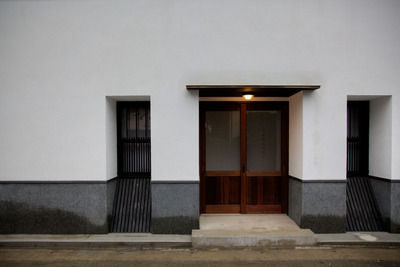 漆喰塗りの門構え。