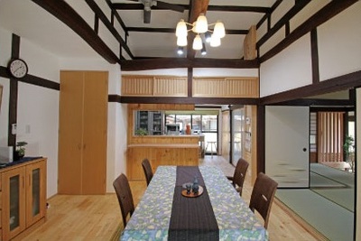 日中でも薄暗かった場所が、陽射しが家の奥まで差し込む明るい空間に。