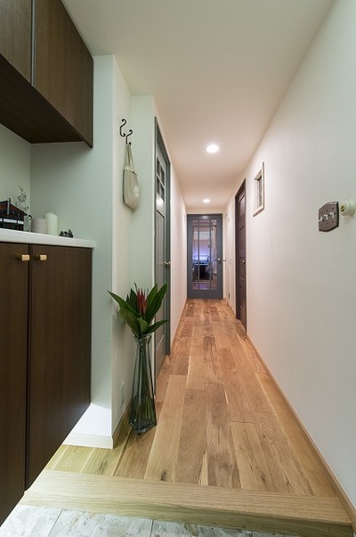 各部屋の入口ドアにはグレーを混ぜた、緑・紫・青の3色で大胆に振り分け。ドアの横にはお気に入りのステンドガラスを埋め込んだ。 各部屋の入口ドアにはグレーを混ぜた、緑・紫・青の3色で大胆に振り分け。ドアの横にはお気に入りのステンドガラスを埋め込んだ。