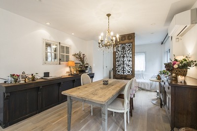 無機質なＴＶスペースを隠すパテーションとしてアンテイークドアを取り付けました。奥のアンテイークFIX窓は玄関を明るくするために取り付けました。左のアンテイークカウンターは、半分壁に埋め込み、リビング側からのカウンターとして、玄関ホール側から下足箱として利用。