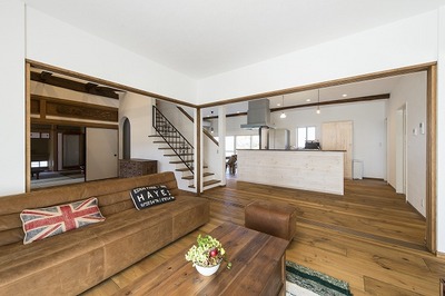 室内の、リビング、ダイニングキッチンを一つの空間に出来るようにしました。お料理好きな奥様のアイランドキッチンは、近い将来、料理教室をされることを前提に施工しています。 室内の、リビング、ダイニングキッチンを一つの空間に出来るようにしました。お料理好きな奥様のアイランドキッチンは、近い将来、料理教室をされることを前提に施工しています。