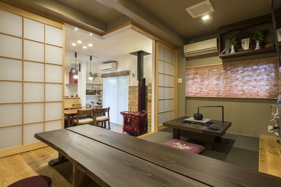 掘り炬燵には念願の日田杉のテーブル。
 囲炉裏を囲んでするめを肴にお酒が飲める畳の間。
ダイニングには薪ストーブ。
 親戚が集まった時に思い思いの場所で楽しむことができる心地よい住まい。
ご主人が思い描いていた住まいが現実になりました。