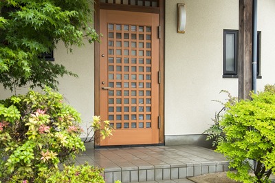 玄関ドアを造作で作成した。