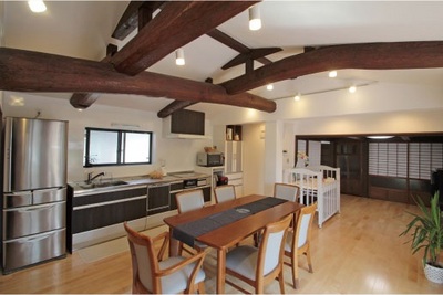 母と娘が並んでキッチンに立っても十分なスペースがあり、食卓への配膳や片付けなど作業もしやすいダイニングキッチン。ベビーベッドで眠る子どもへの目も行き届き、安心。 母と娘が並んでキッチンに立っても十分なスペースがあり、食卓への配膳や片付けなど作業もしやすいダイニングキッチン。ベビーベッドで眠る子どもへの目も行き届き、安心。