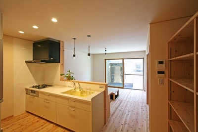 レモンイエローが爽やかなきっちんは奥さまのお気に入り。造作の収納棚の上部からも光が入るように窓を設置。 レモンイエローが爽やかなきっちんは奥さまのお気に入り。造作の収納棚の上部からも光が入るように窓を設置。