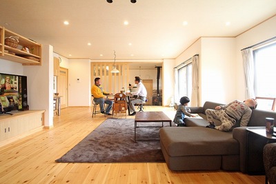 「無垢のフローリングと漆喰の壁で夏場はとても涼しく、過ごしやすい家になりました。」
ご夫妻が口を揃えて、生まれ変わった我が家の住み心地を笑顔で語ってくれた。