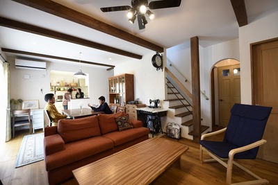 漆喰の壁がまぶしいLDK。塗装をし直した元の柱や梁を活かすように、新しい化粧梁を加えて全体のバランスを調整したのもポイント。