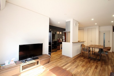 ソファでくつろぎながら、キッチンやダイニングテーブルにいる家族ともコミュニケーションがとれる。 ソファでくつろぎながら、キッチンやダイニングテーブルにいる家族ともコミュニケーションがとれる。
