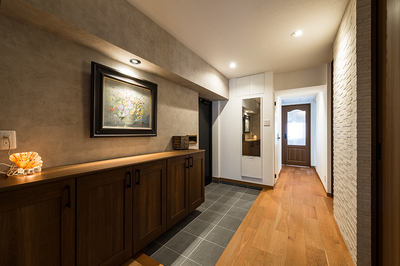 玄関正面の両サイドの扉を開けると、第二の応接間につながっています。
普段扉を開けたままにすると、玄関にも自然な明かりと風がはいります。