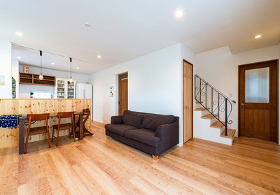 キッチンは対面キッチンにして、子供がリビングで遊んでいるのを見ながら料理できるようにしました
階段のアイアン手摺は、奥様の念願のもので鉄工所に製作して戴きました。
キッチンの前壁には、レッドパインを採用して、傷がついても味になるようにクリアの塗装をかけました
フローリングは、明るく一本目地の幅広の既製品フローリングを採用しました キッチンは対面キッチンにして、子供がリビングで遊んでいるのを見ながら料理できるようにしました
階段のアイアン手摺は、奥様の念願のもので鉄工所に製作して戴きました。
キッチンの前壁には、レッドパインを採用して、傷がついても味になるようにクリアの塗装をかけました
フローリングは、明るく一本目地の幅広の既製品フローリングを採用しました