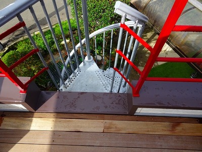 デッキにはポールテントを建てられるようにしています。