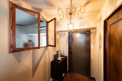 天井に広がる影が美しいガラスの照明や、お手持ちのアンティークの内窓が素敵な落ち着いた玄関 天井に広がる影が美しいガラスの照明や、お手持ちのアンティークの内窓が素敵な落ち着いた玄関