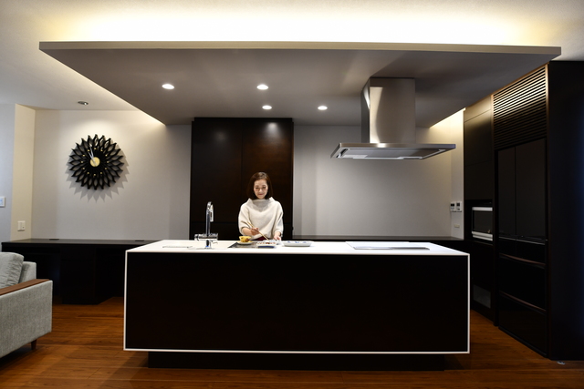 キッチンやカップボードもこだわり、ビブレのオーダーにしました。最新機能が備わったキッチンでもあり、オシャレさも追及しています。