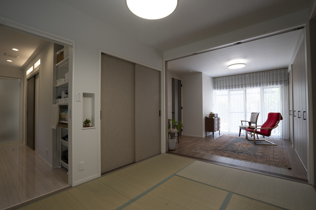 ご主人が毎朝クラシックを聴くセカンドリビング。
二重サッシにしたことで機密性がアップし、音が格段に良くなったそう。