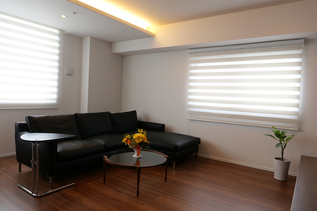 リビングの間接照明はご主人のご希望に応えて、リビングに入る瞬間の雰囲気と夜ソファでゆっくりテレビを楽しむ際の優しい灯りを考え、リラックスできる空間に。 リビングの間接照明はご主人のご希望に応えて、リビングに入る瞬間の雰囲気と夜ソファでゆっくりテレビを楽しむ際の優しい灯りを考え、リラックスできる空間に。