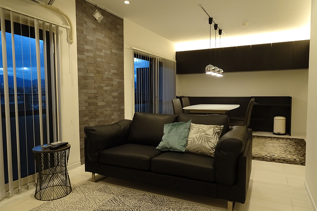 ご主人様ご自慢のワインセラーは、新設した造作家具と共にインテリアの一部に。乱雑になりがちなリビングの小物もスッキリ収納。
気になっていた家の中心を横断している大きな梁は間接照明をアレンジして圧迫感を緩和。