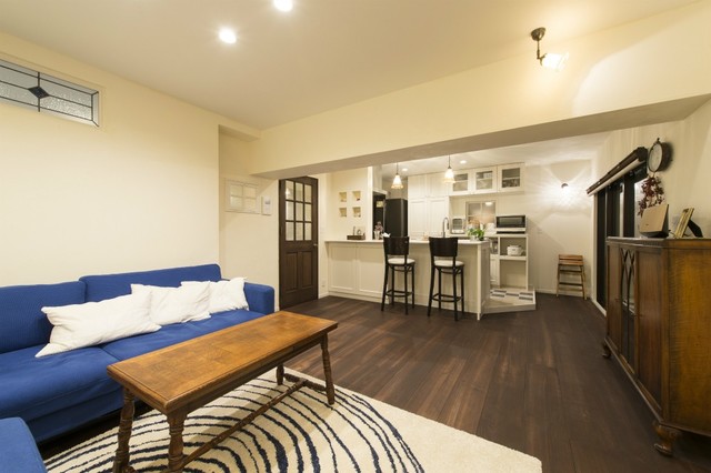 以前は「ＬＤ」と「和室」に仕切られ、キッチンも壁を隔てて独立していた。その全てをひとつにしたら、こんな「ひろがりの空間」に生まれ変わりました。
タイル貼りキッチン、背面収納、ダイニングカウンターも、全体の雰囲気に合わせて造作。
右壁上部のステンドグラスが、アクセントになっています。ここに明り採りをつけようというアイディアはご主人、デザインは奥様でおふたりの合作。