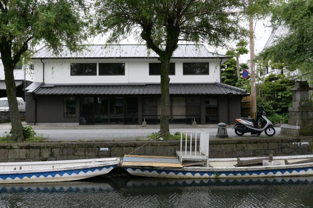 建物の前は船着き場になっており、川下りの船が行き交っています。