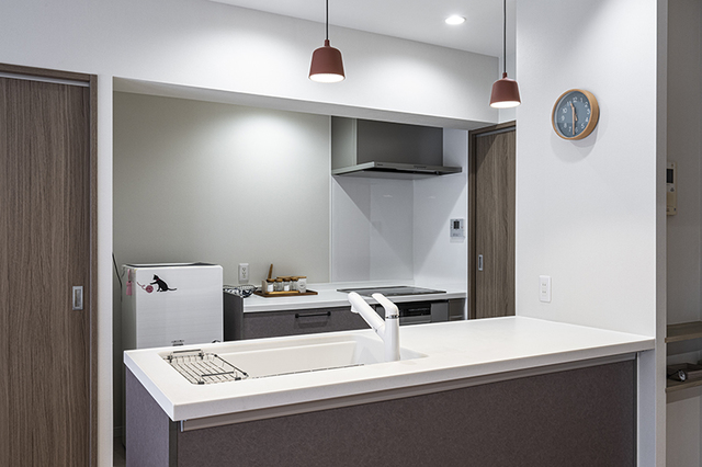 リノベ前独立していたキッチンは、リビングダイニングに移設し、セパレートのOPENキッチンへ。
食器棚を置かずスッキリ見せるため収納たっぷりのプランに。