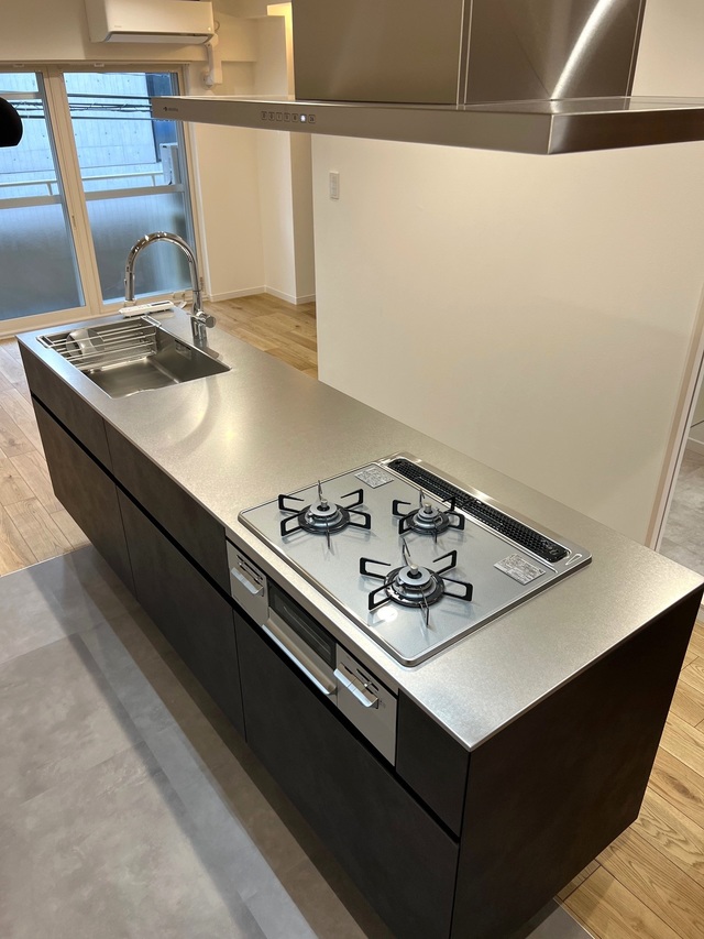 キッチンの床はグレーの塩ビタイルを使用しました。
食器棚は置かずスッキリと。キッチン引き出し収納で十分足りるそうです。