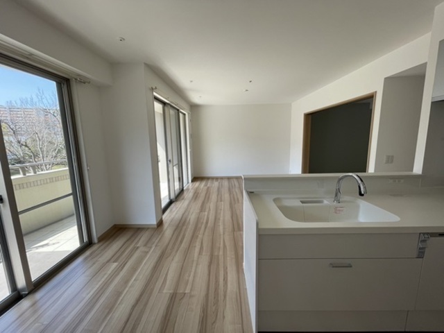 リビング・ダイニング・主寝室の窓際の天井を補強して、洗濯金物を設置しています。掃き出しの大きな窓から入る光で、洗濯物もよく乾きます。