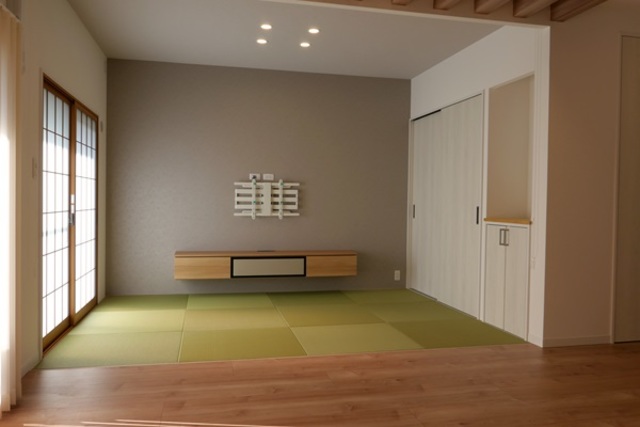 ご主人の希望で畳スペースは残しました。
仏壇スペースも確保しています。
来客時にはロールスクリーンを下ろし、分けれるようにしています。
全てのサッシに内窓をつけ、気密性アップ。畳スペースは障子デザインの内窓を採用しました。 ご主人の希望で畳スペースは残しました。
仏壇スペースも確保しています。
来客時にはロールスクリーンを下ろし、分けれるようにしています。
全てのサッシに内窓をつけ、気密性アップ。畳スペースは障子デザインの内窓を採用しました。