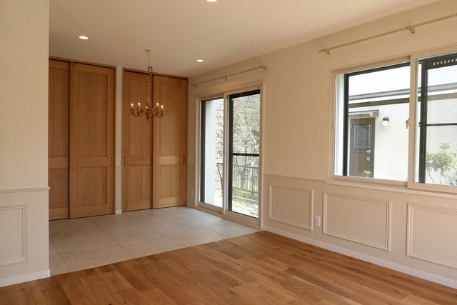 ダイニングに設けた収納は、左側をカップボードとして使用し、右側は日用品など様々なものを収納でき、コードレス掃除機も入るように工夫しました。
床はリビングと貼り分け、タイルにし床暖房も完備しています。 ダイニングに設けた収納は、左側をカップボードとして使用し、右側は日用品など様々なものを収納でき、コードレス掃除機も入るように工夫しました。
床はリビングと貼り分け、タイルにし床暖房も完備しています。