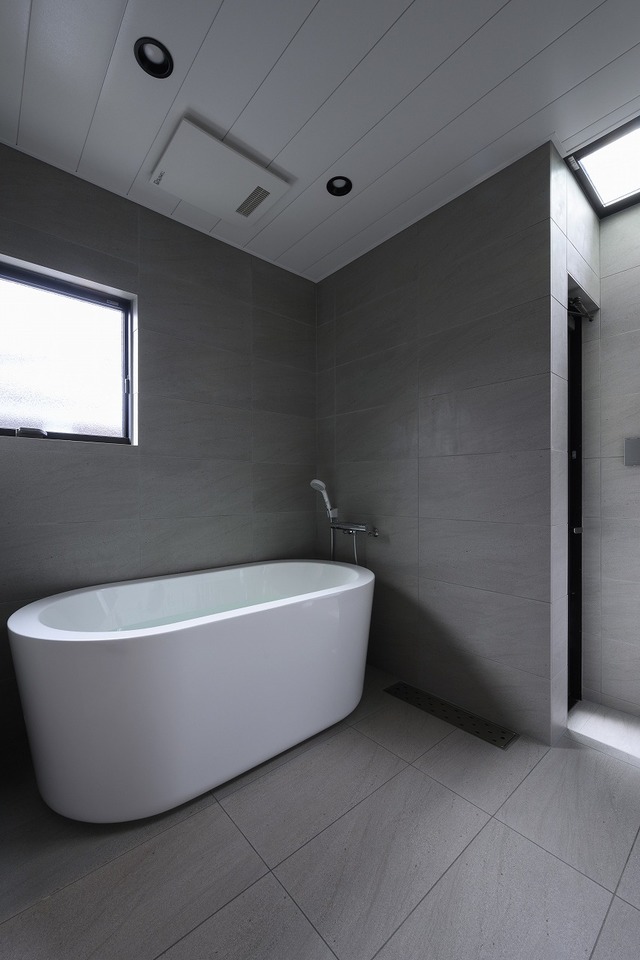 今回のリノベーションの目玉の浴槽。
ユニットバスではなく、ホテルを連窓させるような置き型に。