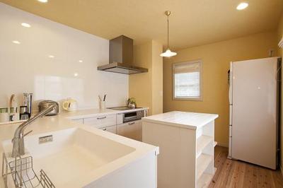 キッチンの内部と寝室の床は無垢のフローリングをすべらないように加工しています。 キッチンの内部と寝室の床は無垢のフローリングをすべらないように加工しています。