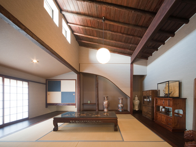 高窓から差し込むやわらかな光で明るい和室になりました。