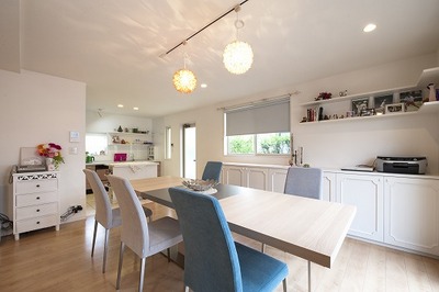 腰高の収納をオシャレにつくって、L型の棚板を付けています。 腰高の収納をオシャレにつくって、L型の棚板を付けています。