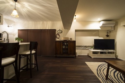 　白とチョコブラウンのコントラストが美しい。
　家族のくつろぎタイム。
1枚の幅が２２センチあるフランス産、幅広パインの床材が、この「広がり空間」にピッタリです。