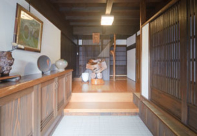 新しく造作した下駄箱。
その上の天板は、取り壊した客人用の玄関の式台に使われていたもの。
新旧のコラボレーションです。
