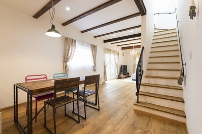 天井の梁は、既存の物を利用していますが、経年美の雰囲気には打ってつけです。
中古住宅だからできることなのです。 照明は奥様がネット等で集めたもの。デーブルはご主人のお気に入り 天井の梁は、既存の物を利用していますが、経年美の雰囲気には打ってつけです。
中古住宅だからできることなのです。 照明は奥様がネット等で集めたもの。デーブルはご主人のお気に入り