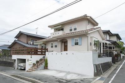 駐車場も新たに一台分確保し、リビングから繋がるデッキを広く造って、子供たちの遊びや、家族の団欒のスペースになりました。