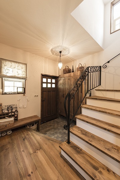 狭かった玄関を広く見せるため、土間の高さとタイル部分を広くして階段前の壁を撤去しました。 狭かった玄関を広く見せるため、土間の高さとタイル部分を広くして階段前の壁を撤去しました。