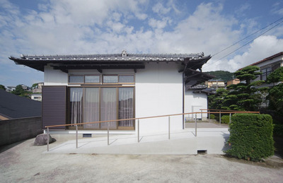 ゆるやかなスロープで、車イスもラクに室内へ出入りできます。 ゆるやかなスロープで、車イスもラクに室内へ出入りできます。