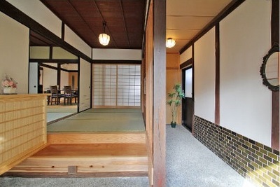 土間の風情はそのままに、お客様を迎えられるようなオシャレな空間にリフォーム。 土間の風情はそのままに、お客様を迎えられるようなオシャレな空間にリフォーム。
