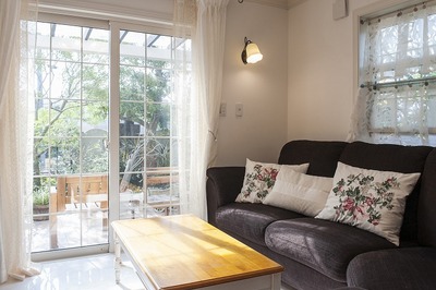 サッシも格子付に変え、テラスから明かりがそそがれるように。 サッシも格子付に変え、テラスから明かりがそそがれるように。